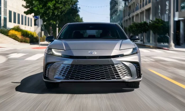 Гібридна Toyota Camry виявилась економнішою альтернативою RAV4 та Highlander