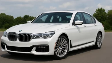 На зображенні зображено білий автомобіль класу люкс, який розташований спереду ліворуч від кадру.
